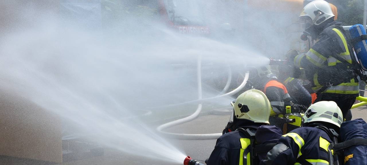 Strohballenbrand in Bad Godesberg - Einsatz läuft immernoch