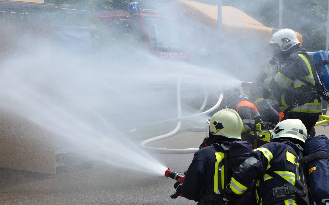 Strohballenbrand in Bad Godesberg - Einsatz läuft immernoch
