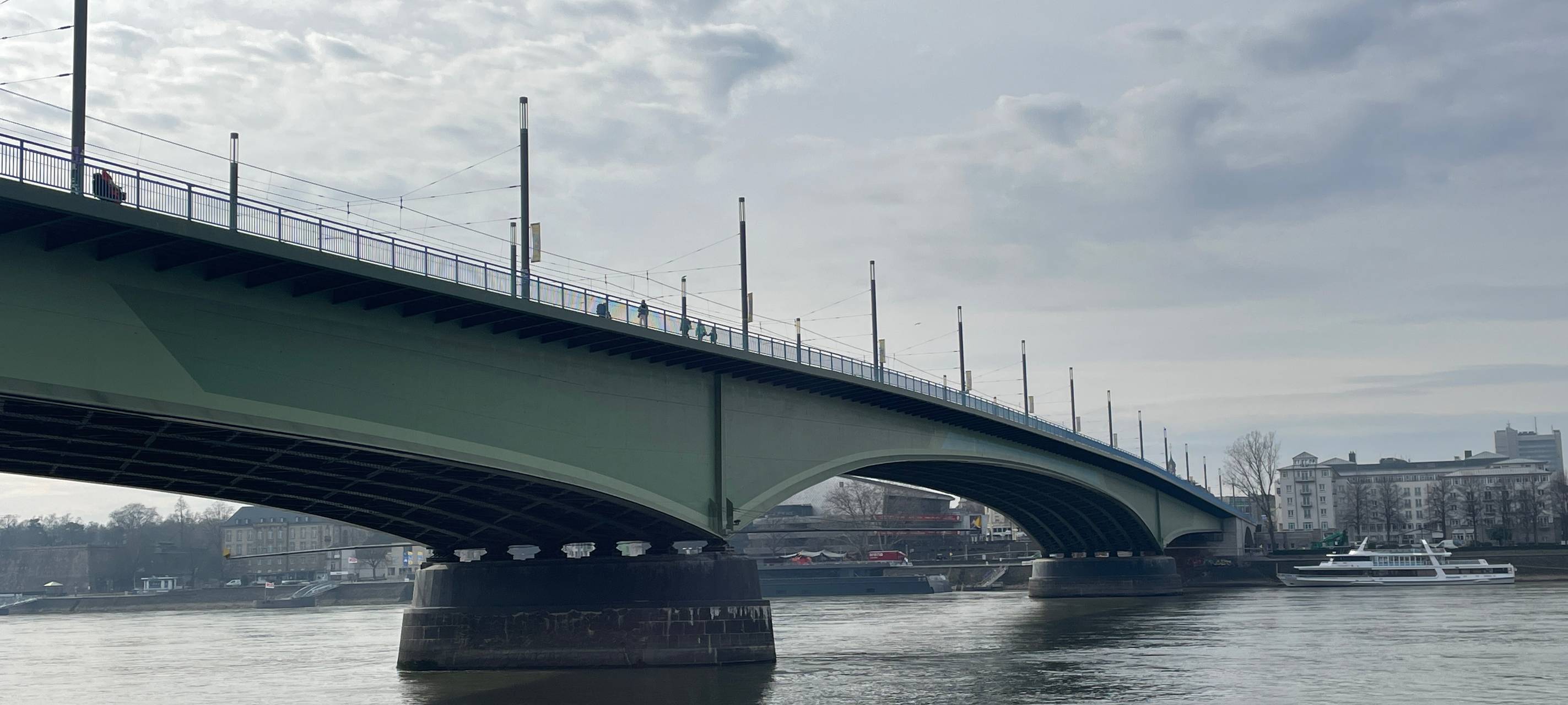 Busse stehen auf der Kennedybrücke vorerst weiter im Stau