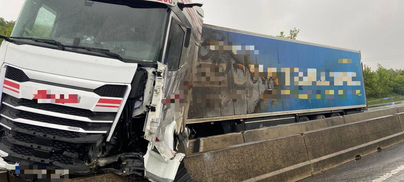 Staus im Siebengebirge: Lkw rast auf A3 in die Leitplanke