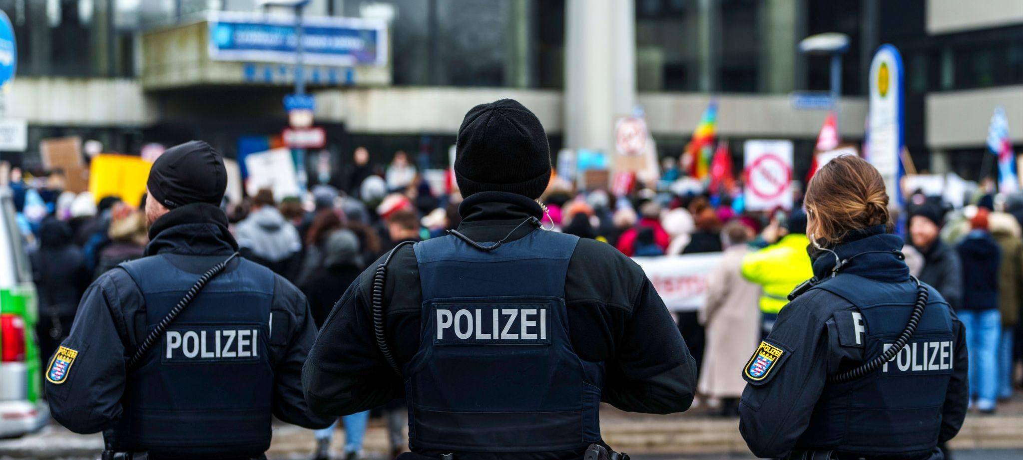 Polizei begleitet eine Demonstration gegen Rechtextremismus