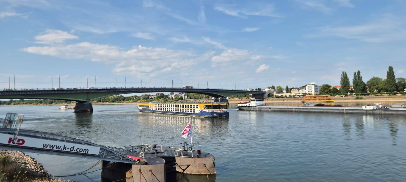 Es ist geschafft - das festgefahrene Hotelschiff ist frei